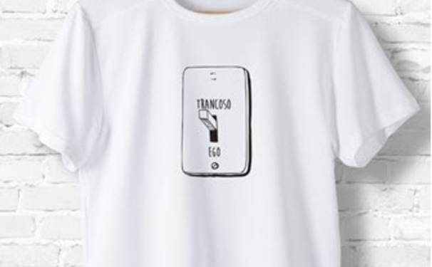 Um charme a camiseta beneficente para o Réveillon de Trancoso