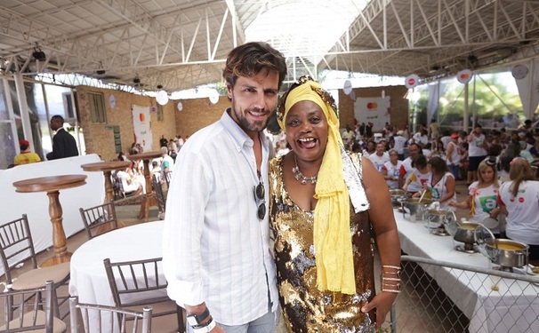 Vestida de Oxum, a deusa do amor, Dadá comemorou as bodas de prata em um clima de festa.