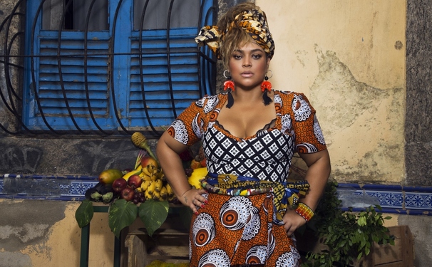 Preta aposta em um visual que remete a ancestralidade e influência africana