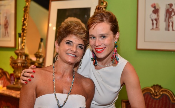 Mariana Ximenes marcou presença na feijoada do Armazém de Época