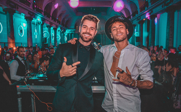 Alok agitou o aniversário de Neymar  em Paris