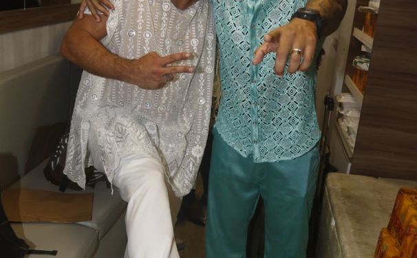 Henri Castelli sai descalço no trio do Araketu 