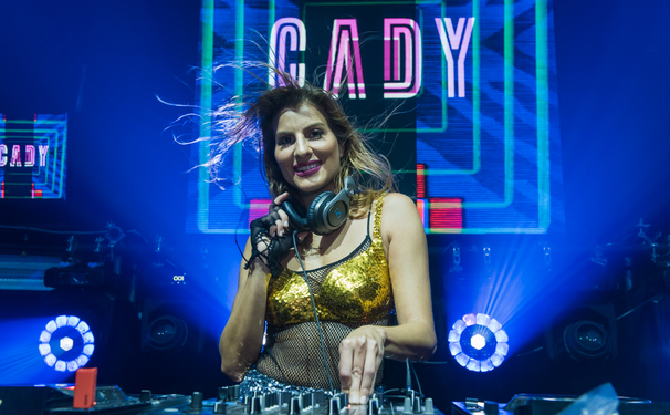 Titia das gêmeas Sangalo Cady agita quarta noite de folia