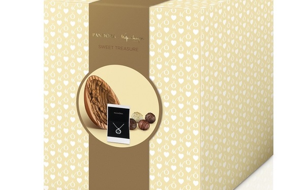 Chocolate com um lindo colar Locket da Pandora.