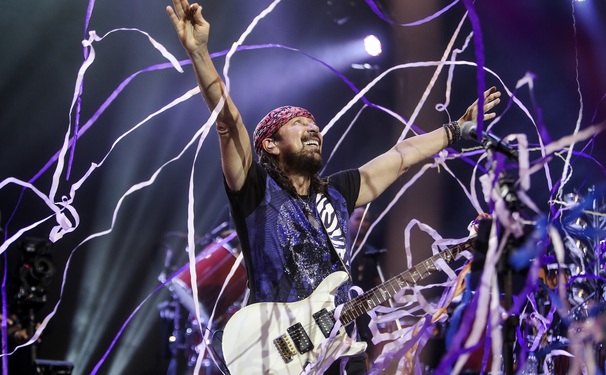 Fãs de todo o Brasil lotam o TCA