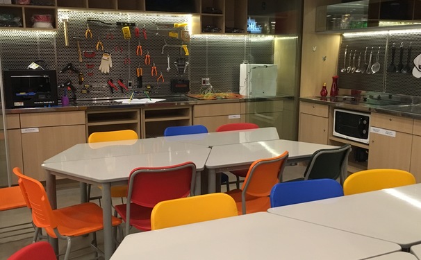 Acbeu promove oficina temática de Páscoa no Makerspace Barra