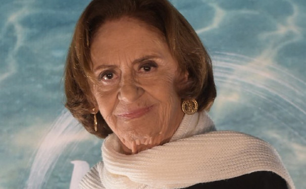 Laura Cardoso aos 90 anos renova contrato com a Globo