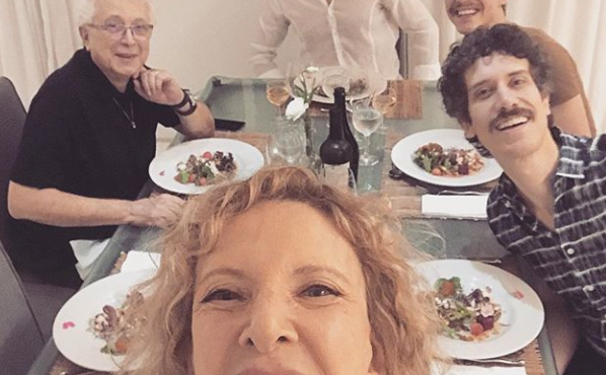 Marília Gabriela festejando a montagem da peça Casa de Bonecas- parte 2 