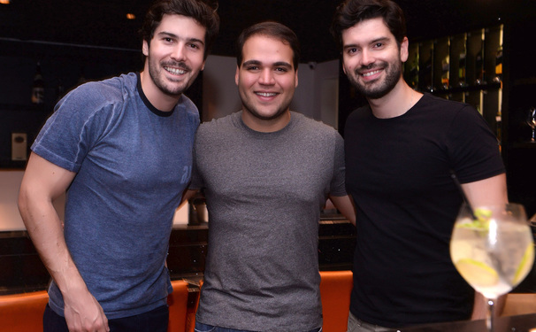 Mesa de amigos com estratégia digital 