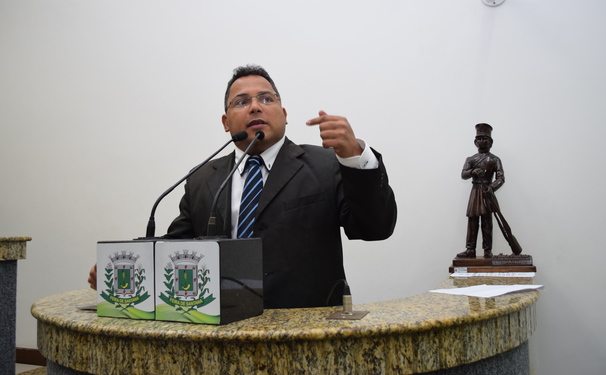 Aplausos a  inciativa  do vereador Cadmiel Pereira