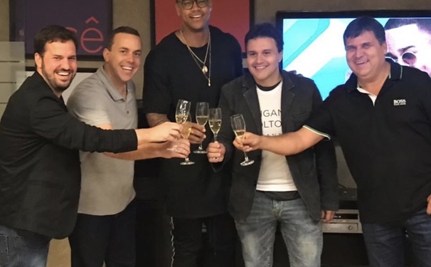 Leo Santana assina contrato com maior gravadora do país