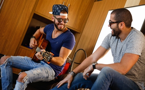 Rafa e Pipo Marques foram convidados para cantar o novo jingle da Icekiss