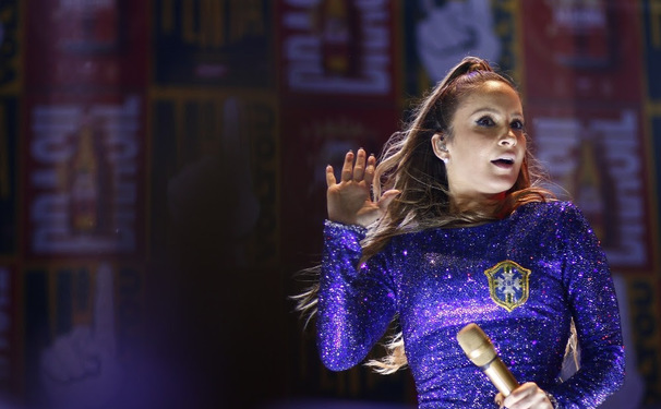 Chuva de cerveja e show de Claudia Leitte marcam a terceira edição da Arena Brahma