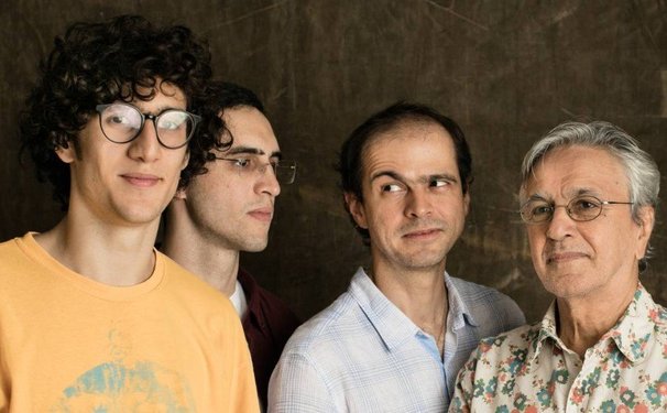 Caetano Veloso canta com os filhos  no Criança Esperança 