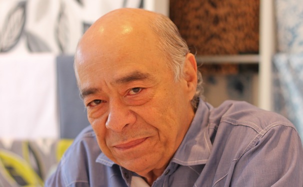 Ruy Botelho colhendo frutos