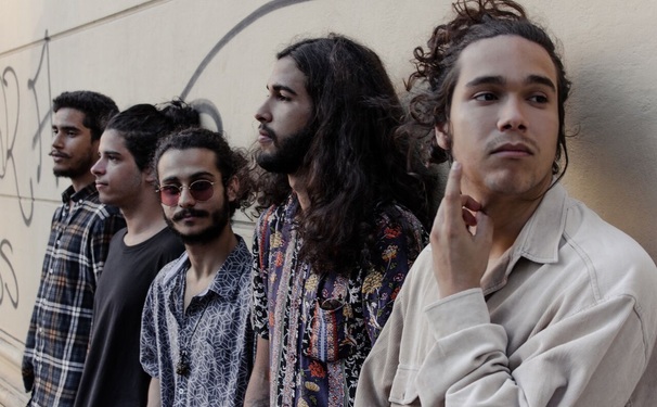 Flerte Flamingo anima a noite do Red Burger