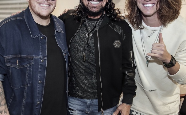 BELL MARQUES SE DIVERTE NOS BASTIDORES DO POPSTAR