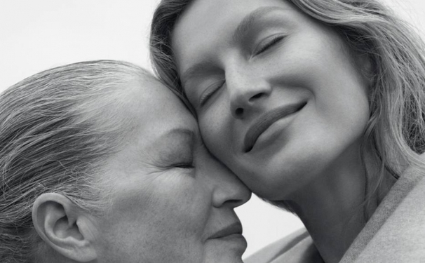 Gisele Bündchen e sua mãe na edição de Outubro da Vogue Brasil