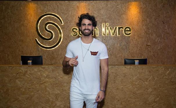 DJ do remix "O Sol" assina com a Som Livre