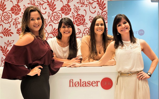 Vanessa Seixas, Perla Lemos, Juliana Albuquerque e Tarsila Carvalho festejando 10 anos da Fiolaser