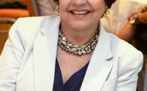 Tereza Queiroz ao lado de  Eliana Lorens organizando com carinho o bazar social da Partilha.