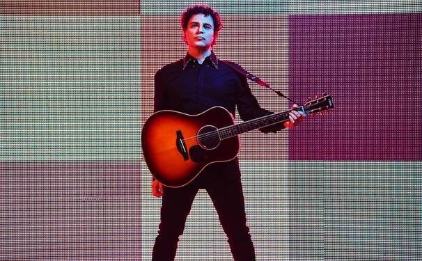 Quem se apresenta em Salvador é o cantor Frejat.