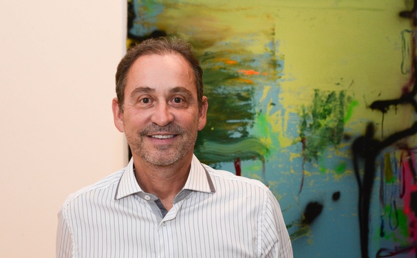 Antonio Gatto recebendo convidados.