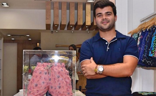 O empresário Felipe Martinez recebendo nesta quarta-feira