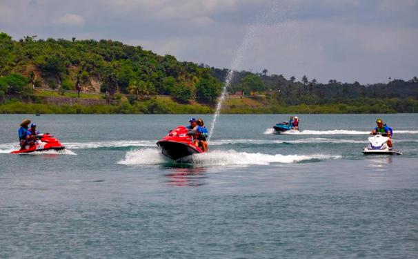 Esportistas remando atravessam a Baía de Todos os Santos levando brinquedos para a garotada da Gamboa de Baixo