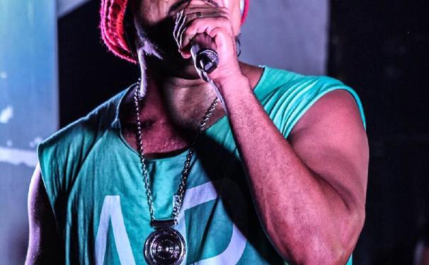 Pierre Onássis se apresenta no Caranguejo do Baiano