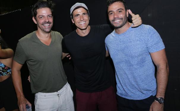 Reynaldo Gianechini curte balada da "Fica Comigo" em Salvador.