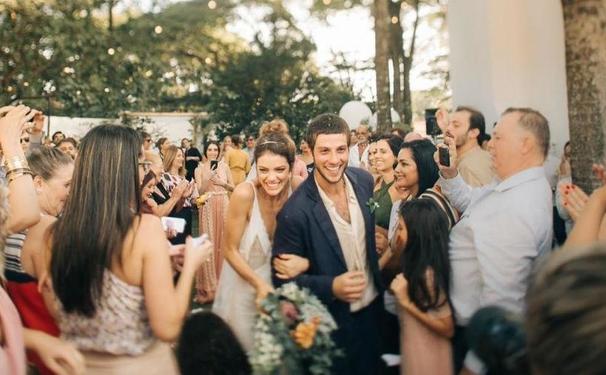 Laura Neiva compartilhou uma foto inédita de seu casamento com Chay