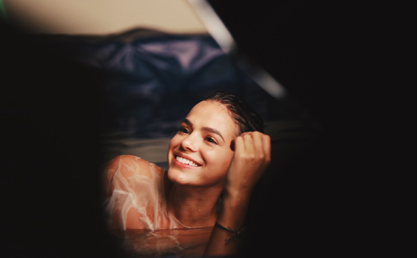 Bruna Marquezine MERGULHA NO PRIMEIRO ENSAIO COMO estrela da joalheria HStern