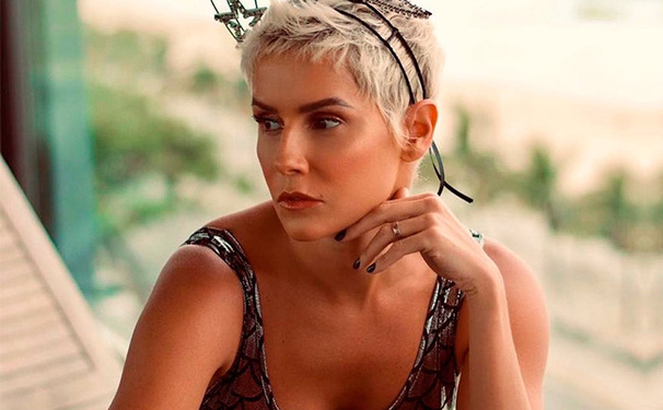 Deborah Secco foi coroada oficialmente rainha da edição 2019 do Camarote Allegria 