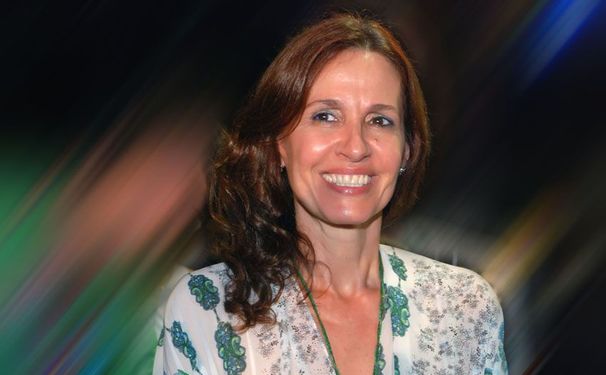 Flora Gil recebendo  convidados para apresentação do Camarote Expresso 2222