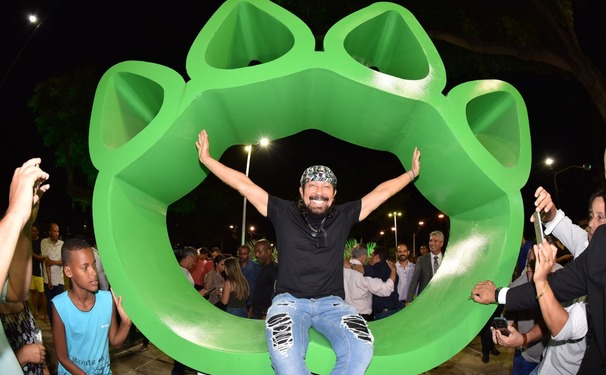 Bloco Camaleão adota praça em Ondina