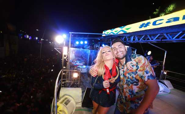 Cláudia Leitte dança forró com Mano Walter