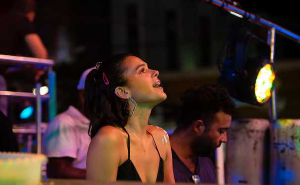 Bruna Marquezine esteve presente no trio do cantor Márcio Victor