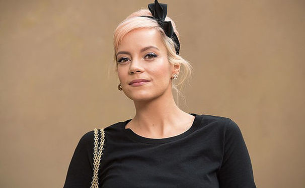 Quem vem rumo ao Brasil  é a cantora  Lily Allen