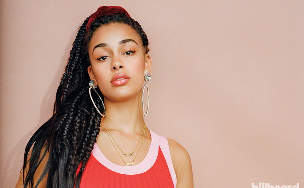 Jorja Smith sobe ao palco do Lollapalooza Brasil 