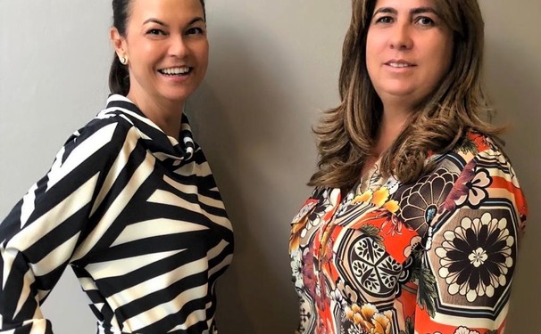 Sabrina Furtado e  Aline Cangussú recebendo convidados na Martha Paiva