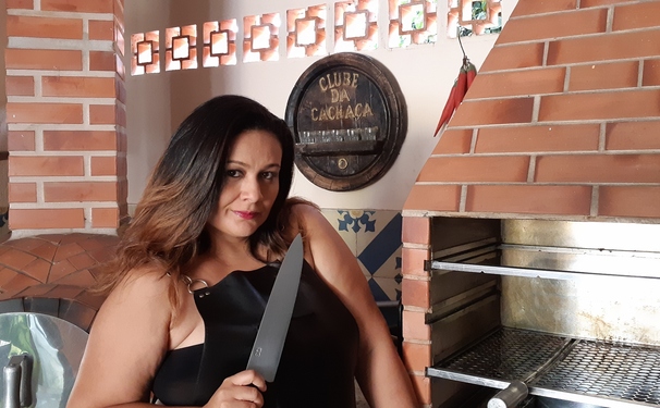 Lugar de mulher também é no comando da churrasqueira