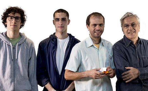 Caetano Veloso com seus filhos na Virada Cultural em São Paulo