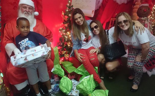 Vina Calmon visita Casa do Papai Noel com as crianças do GAAC