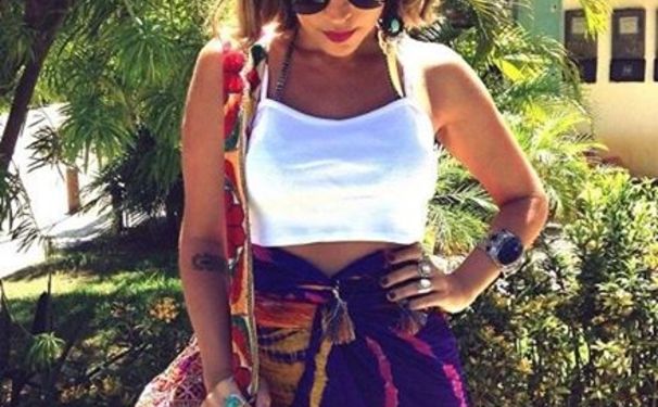 Paula Magalhães dita moda em Praia do Forte 