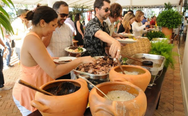“FEIJOADA DE YEMANJÁ” NO RIO VERMELHO