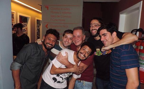 Luiz Fernando Guimarães agitando seu F design Hostel