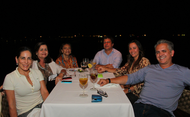 Gloria Pires comanda mesa animada 