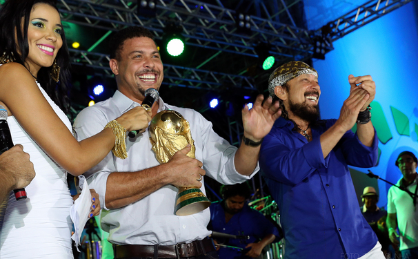 BELL MARQUES RECEBE EX-JOGADOR RONALDO EM ABERTURA OFICIAL DA COPA