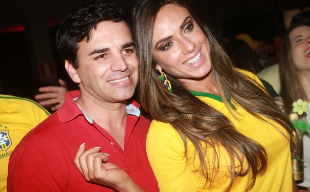 Nicole e Yuri dançam no palco com a cantora Dani Moraes 